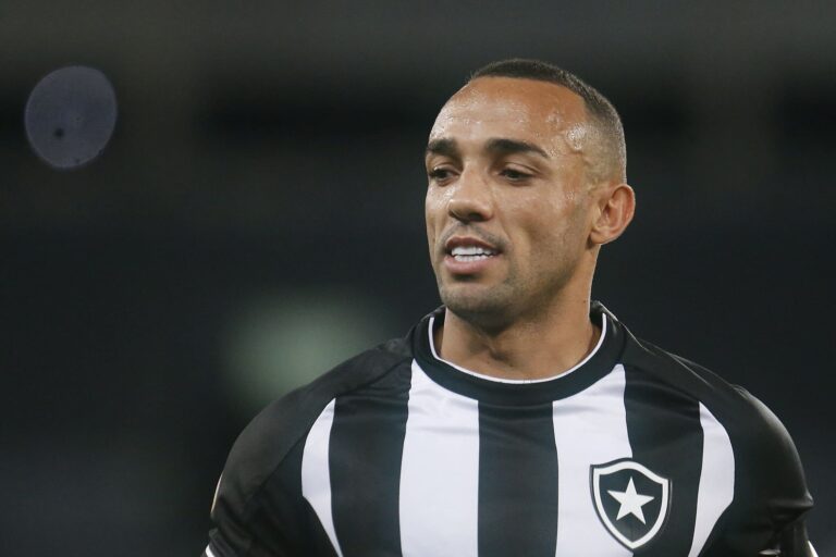Marçal tem lesão no joelho detectada e desfalcará o Botafogo por até seis semanas