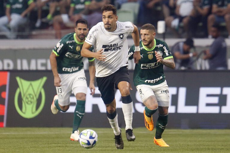 Meia Eduardo rasga elogios à estratégia do Botafogo contra o Palmeiras