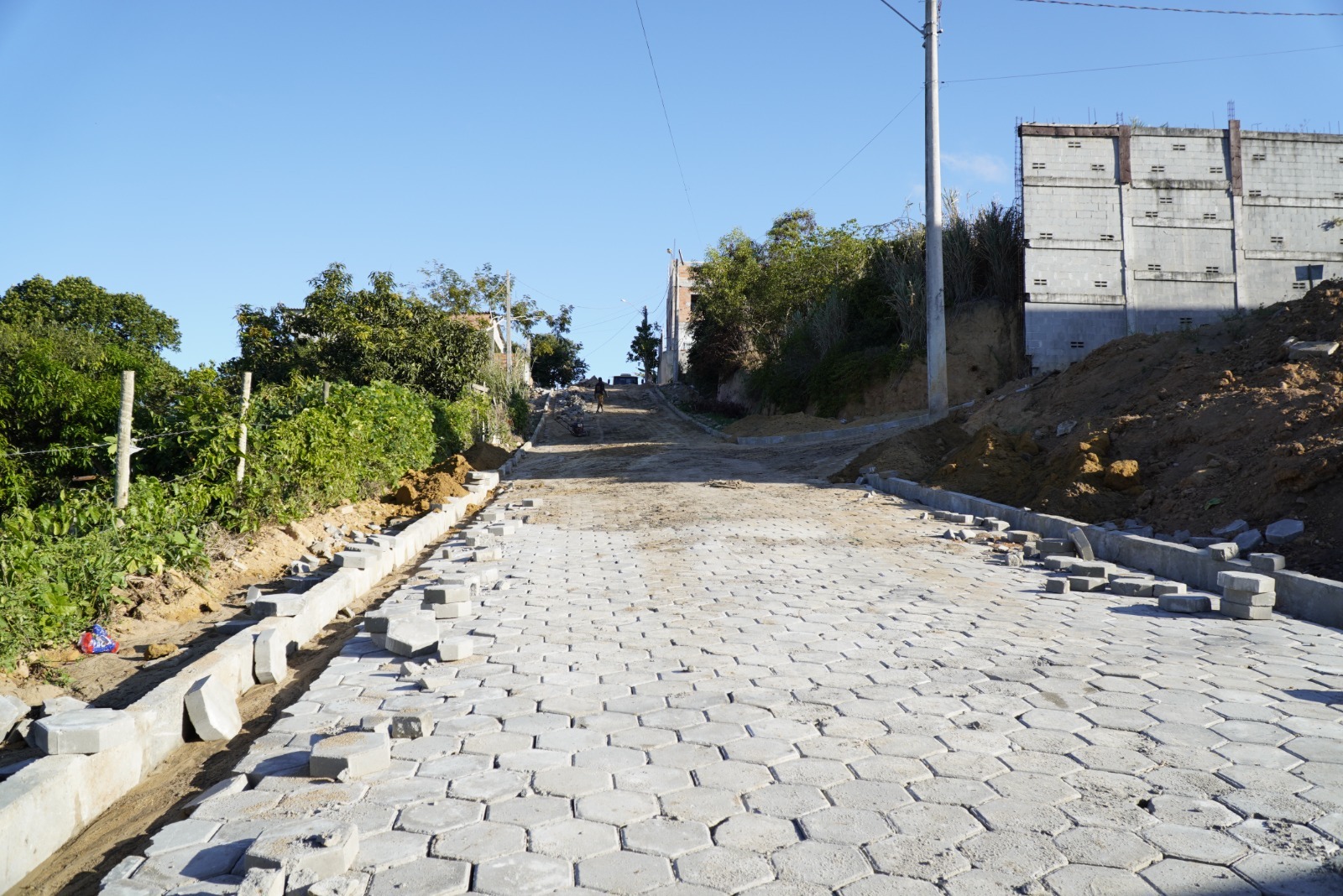 PREFEITURA DE SÃO MATEUS EM AÇÃO: MAIS RUAS PAVIMENTADAS NO BAIRRO AVIAÇÃO