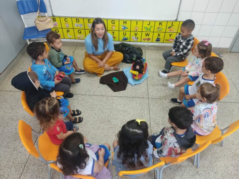 Pais contam histórias para os filhos em escola do bairro Colina   		