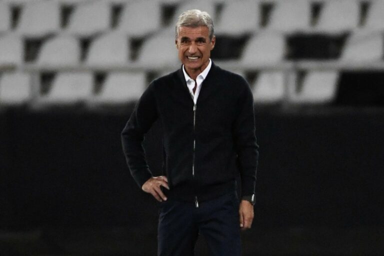Perto do Al-Nassr, técnico Luís Castro adia definição sobre situação no Botafogo