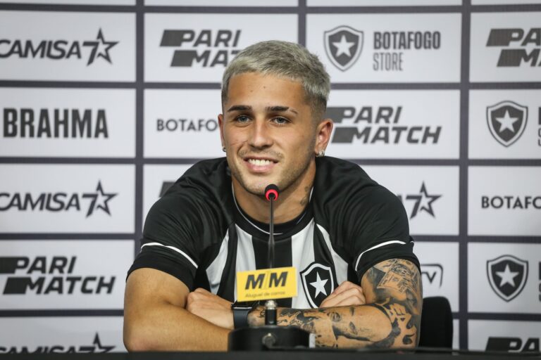 Reforço do Botafogo, Diego Hernández participa de evento com torcedores