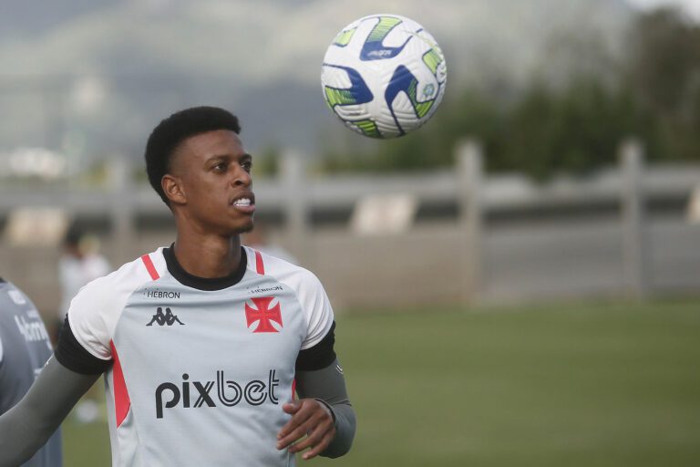 Robson volta a treinar e deve reforçar o Vasco contra o Flamengo