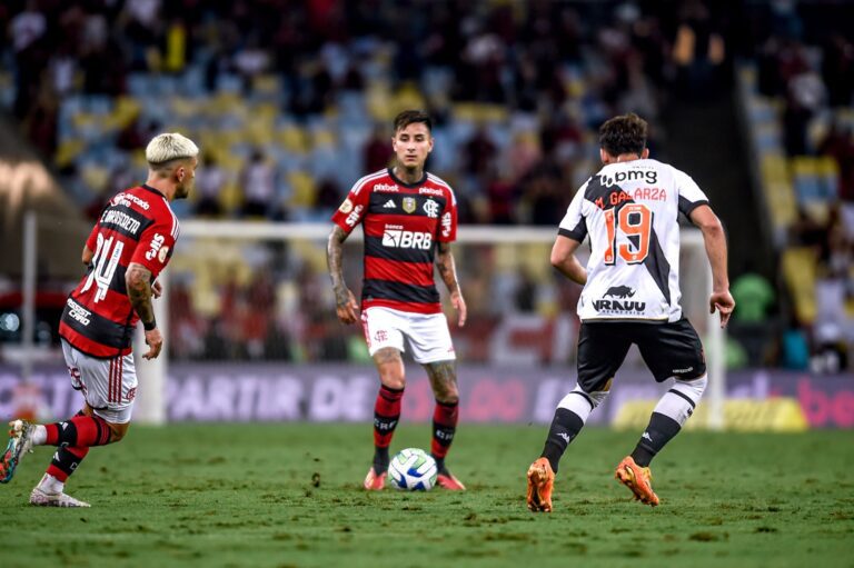 Sampaoli rasga elogios a Pulgar após goleada do Flamengo no clássico contra o Vasco