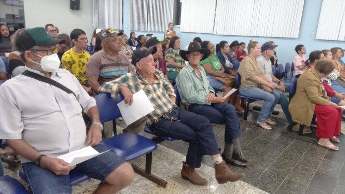 Secretaria de Assistência Social de Nova Venécia entrega títulos de regularização fundiária