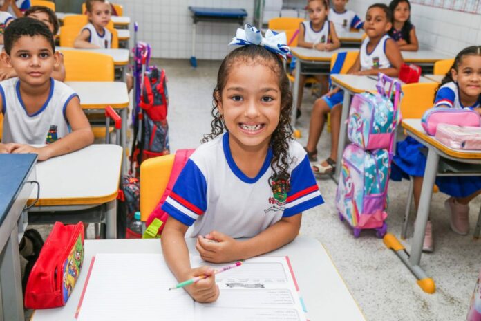 Secretaria de Educação abre 7 cursos de formação para profissionais da rede municipal de ensino em Linhares   		