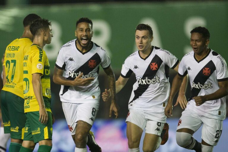 Sólido na defesa, decisivo no ataque: Jair se destaca em primeira temporada no Vasco