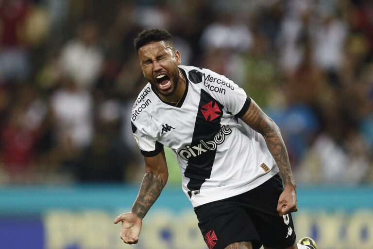 Suspensos, Robson e Jair desfalcam o Vasco contra o Goiás no Brasileirão