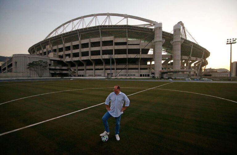 Textor visita Estádio Nilton Santos para vistoriar gramado sintético do campo anexo
