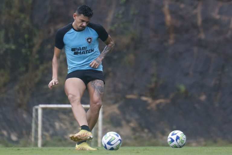 Tiquinho Soares treina, mas segue como dúvida no Botafogo