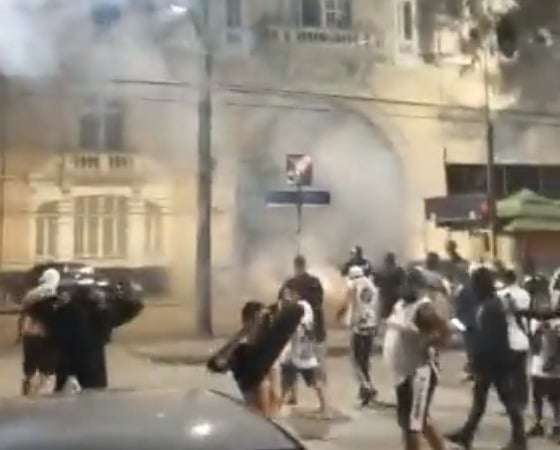 Torcedores do Vasco protestam e tentam invadir São Januário após derrota para o Flamengo