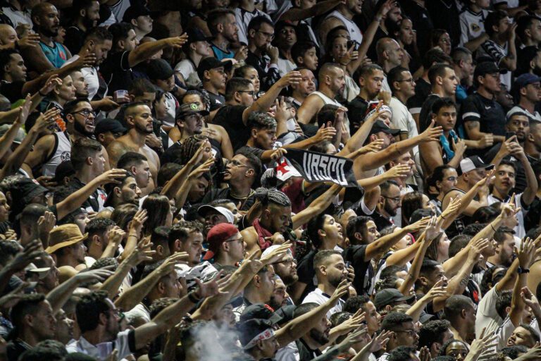 Torcida do Vasco esgota ingressos para a partida contra o Goiás