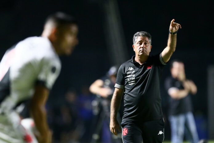 Vasco anuncia a demissão do auxiliar técnico Emílio Faro