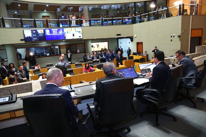 Veto parcial a Estatuto do Câncer encabeça Ordem do Dia