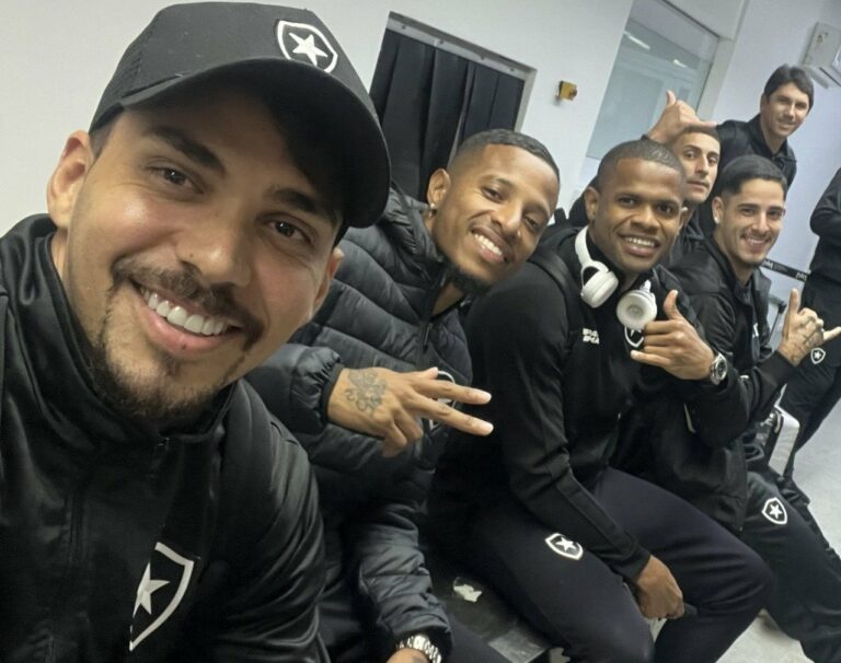 Após problema com avião, Botafogo desembarca na Argentina para duelo pelo playoff da Sul-Americana