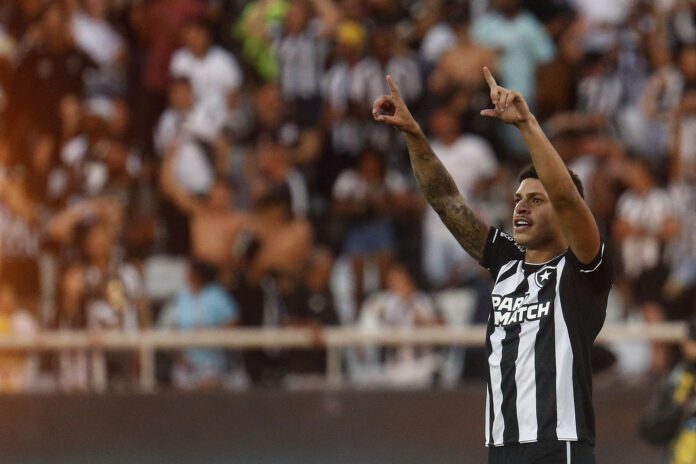Atacante Luís Henrique elogia postura do técnico interino do Botafogo