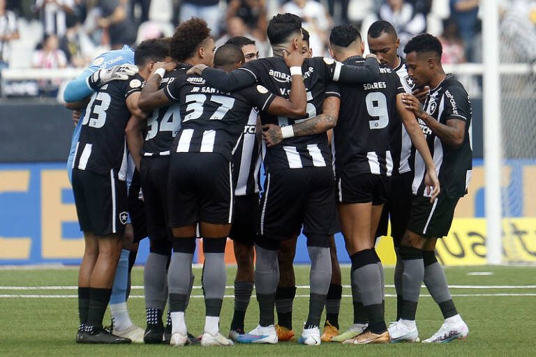 Botafogo faz dinheiro na janela de transferências e evita desmanche do elenco