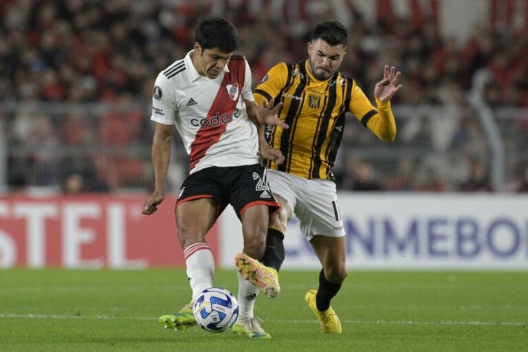 Botafogo monitora zagueiro Robert Rojas, do River Plate