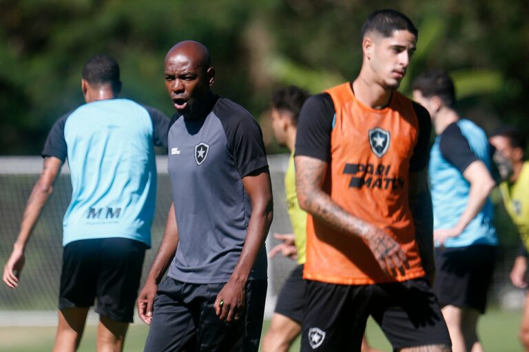 Caçapa elogia semana de trabalho com elenco do Botafogo: “Muito proveitosa”