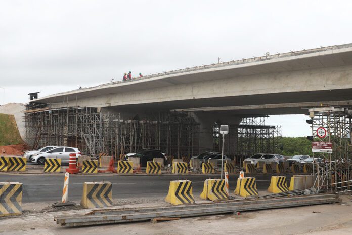 Coinfra vistoria obras do viaduto de Carapina