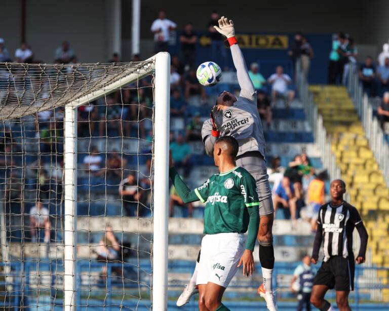 Com direito a gol olímpico de Kevin, Palmeiras goleia Botafogo e garante vaga na semi do Brasileirão sub-20