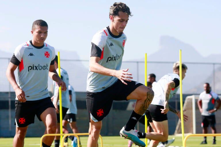 Com reforços, Vasco divulga lista de relacionados para confronto contra o Corinthians