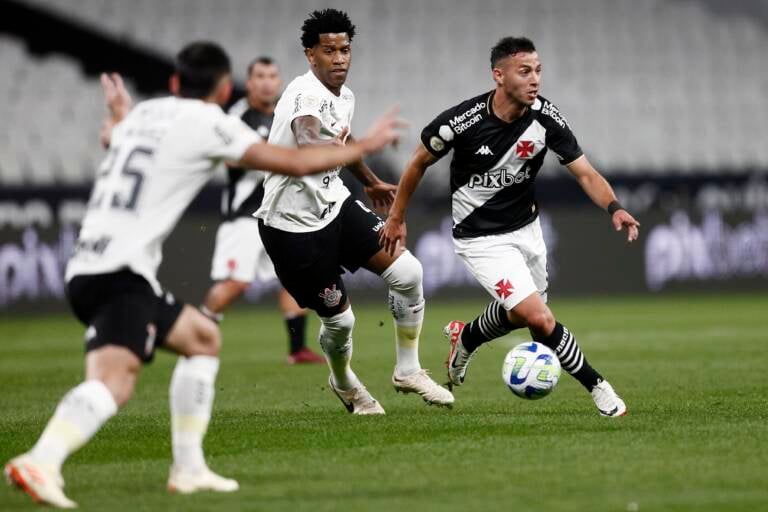 Corinthians derrota o Vasco, mantém invencibilidade e ganha fôlego no Campeonato Brasileiro