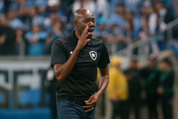 Dever cumprido! Botafogo agradece a Cláudio Caçapa