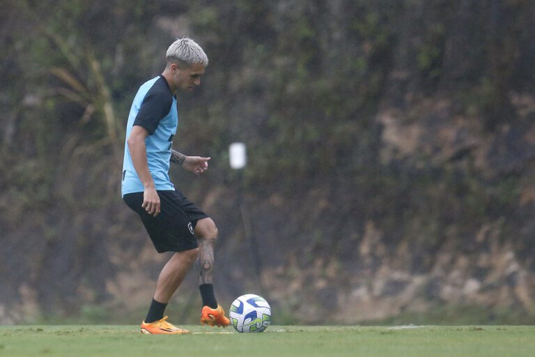 Diego Hernández é regularizado no BID e pode estrear pelo Botafogo diante do Grêmio