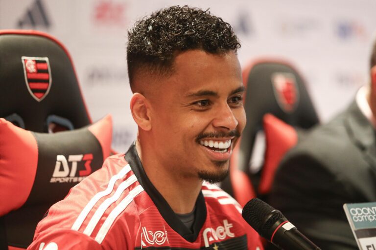 Allan é apresentado pelo Flamengo e se declara: “Um sonho que se realiza”