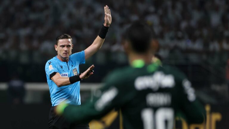 Arbitragem alega cobrança de diretor do Palmeiras, após jogo contra o Flamengo: “Você é louco de não dar vermelho”