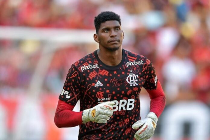 Com chegada de Rossi ao Flamengo, Hugo Souza é emprestado ao Chaves, de Portugal
