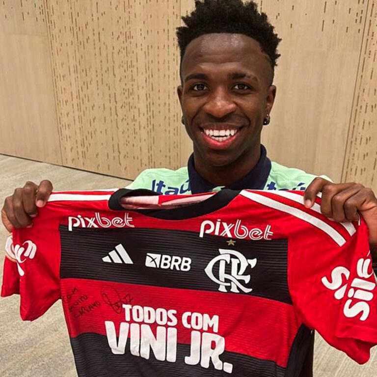 Flamengo leiloa camisa em apoio a Vinícius Júnior com autógrafo do jogador