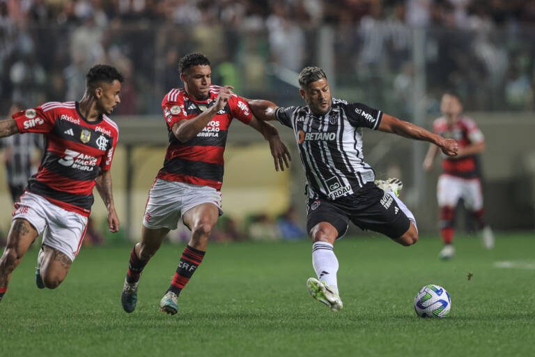 Flamengo vira no fim, bate o Atlético-MG e assume vice-liderança do Brasileirão