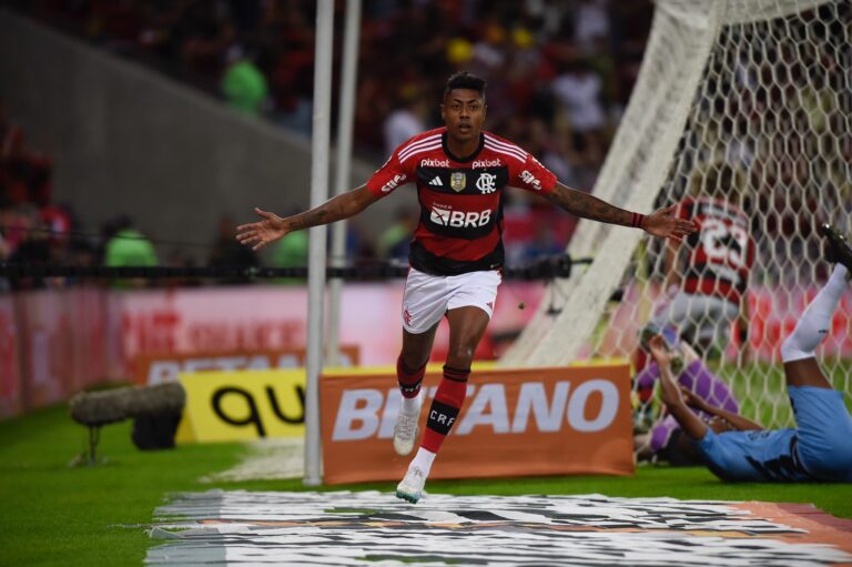 Flamengo vira sobre o Athletico-PR e abre vantagem nas quartas da Copa do Brasil