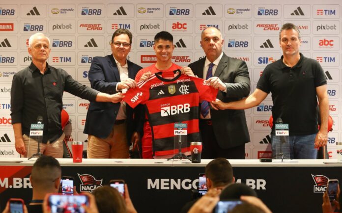 Luiz Araújo é apresentado e rasga elogios ao Flamengo: “É um clube gigante e tinha o sonho de vestir essa camisa”