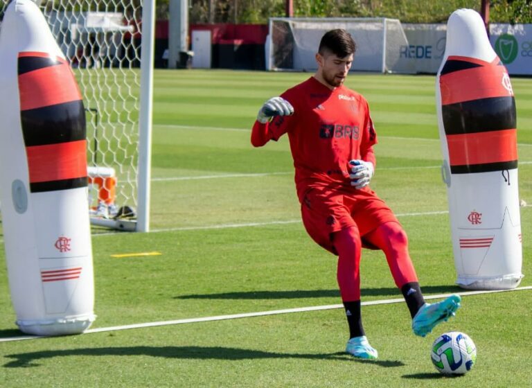 Oficializado pelo Flamengo, goleiro Rossi conversa com Sampaoli e já treina