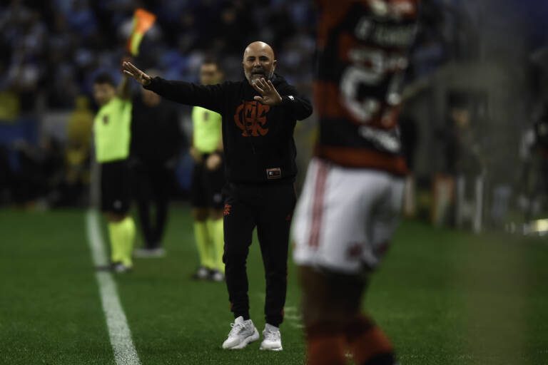 Sampaoli recupera prestígio com elenco do Flamengo após incidente com Pedro