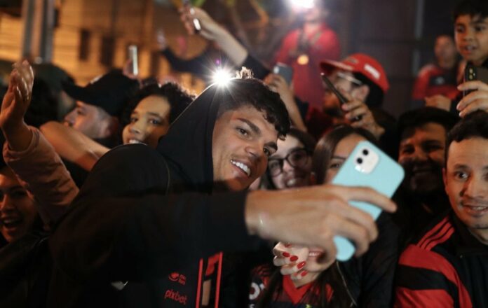 Torcida faz festa para o Flamengo em Curitiba: veja as fotos