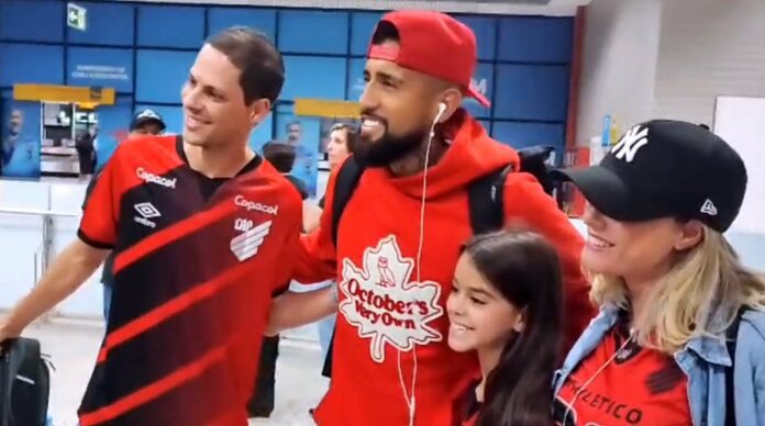 Vidal chega a Curitiba para ser oficializado pelo Athletico-PR