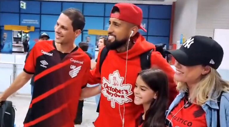Vidal chega a Curitiba para ser oficializado pelo Athletico-PR