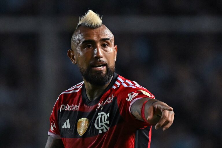 Vidal deixa o Flamengo e prepara acerto com o Athletico-PR