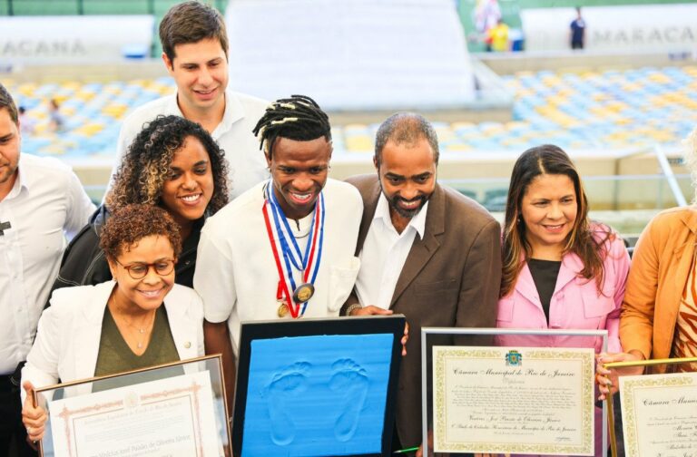 Vinícius Júnior é homenageado e entra na Calçada da Fama do Maracanã