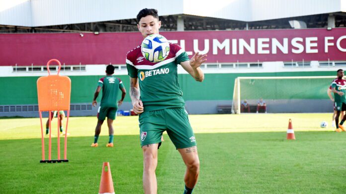 Após lesão no joelho, Diogo Barbosa se aproxima de estreia pelo Fluminense