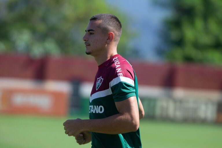 Fluminense anuncia renovação de contrato com jovem zagueiro da base