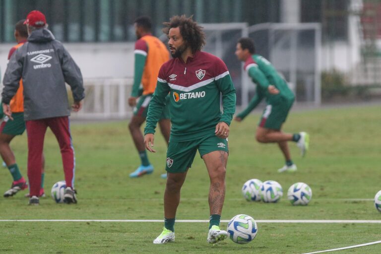 Marcelo volta aos treinos no Fluminense após dores no joelho contra o Flamengo