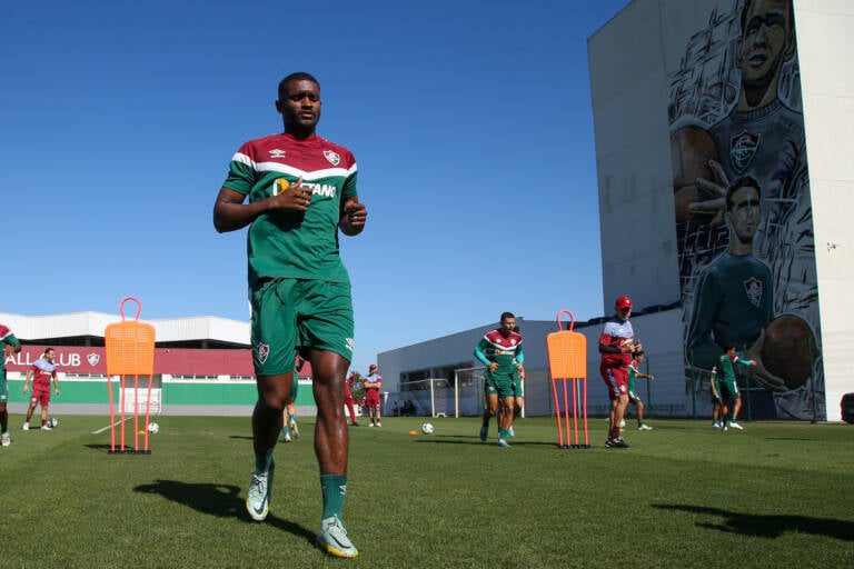 Marlon treina entre os titulares do Fluminense e deve enfrentar o Santos