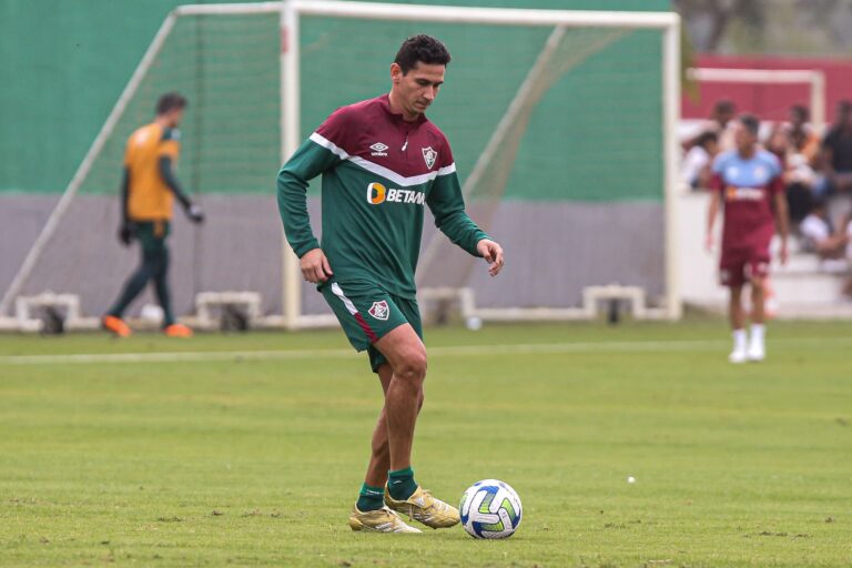 Recuperado de lesão no pé, Ganso participa de treino do Fluminense