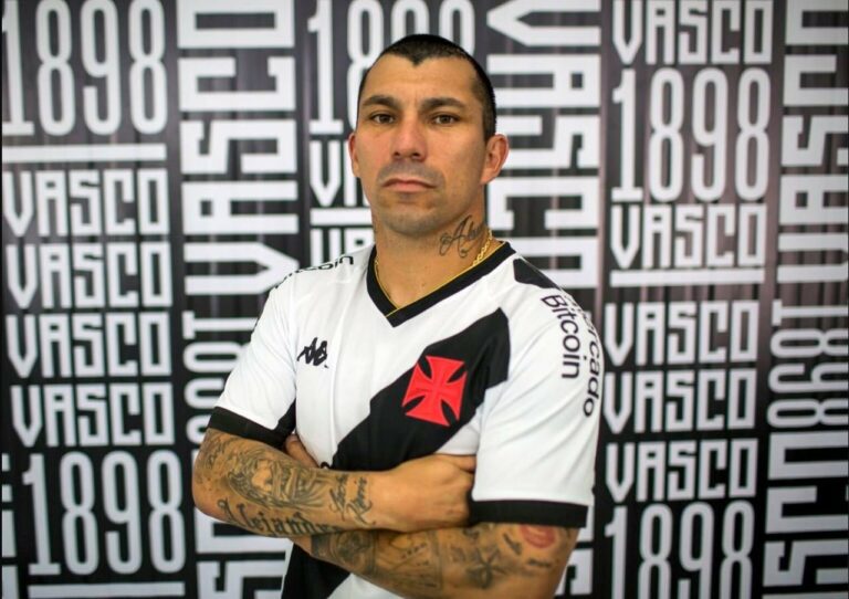 Medel cai nas graças da torcida do Vasco