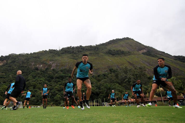 Arrascaeta, Ganso, Pedro Raul e Cuesta disputam jogo de sinuca